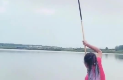 钓鱼小姐姐开船,钓鱼小姐姐的浪漫船行之旅